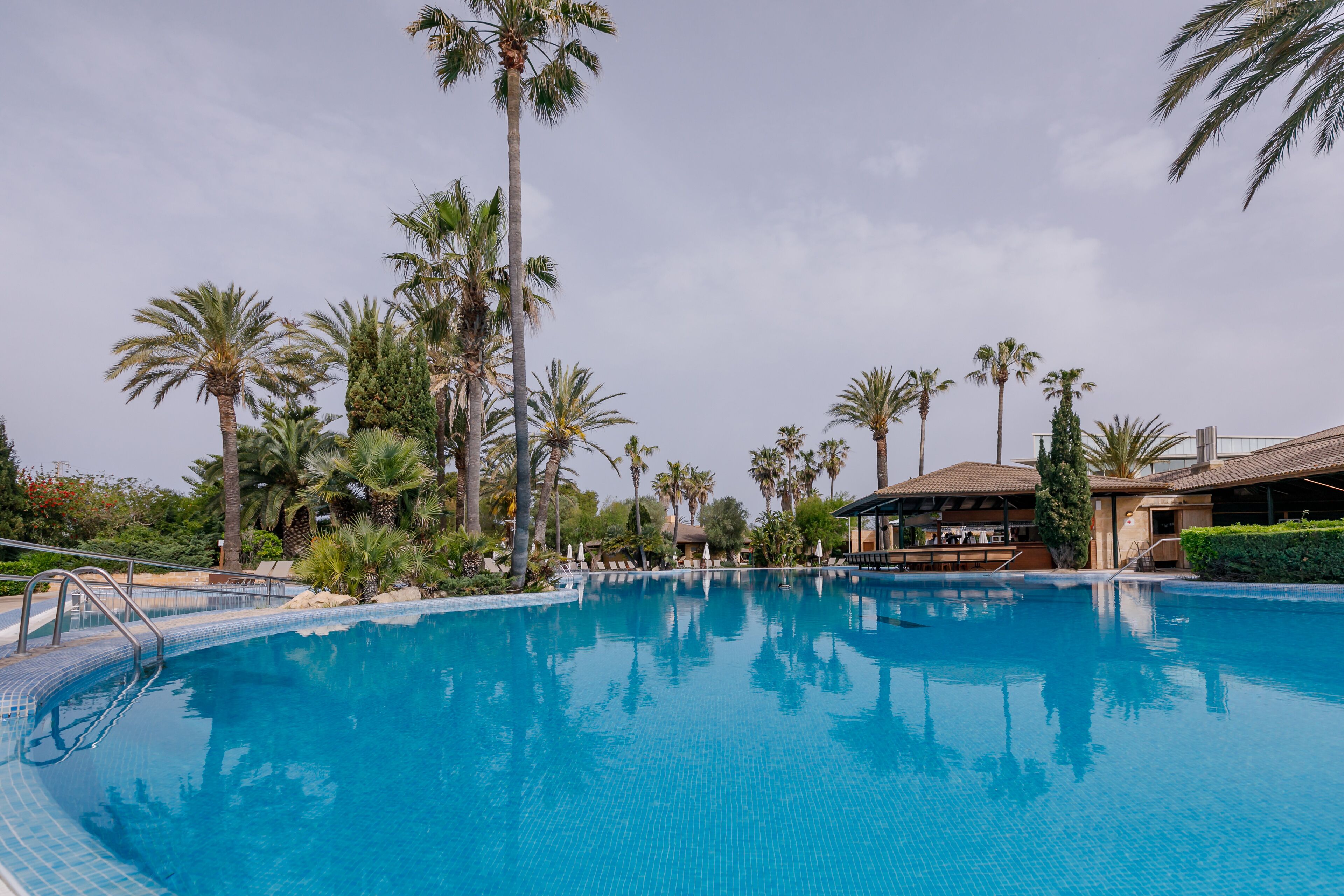 2 Innenpools, 4 Außenpools, Sonnenschirme, Liegestühle