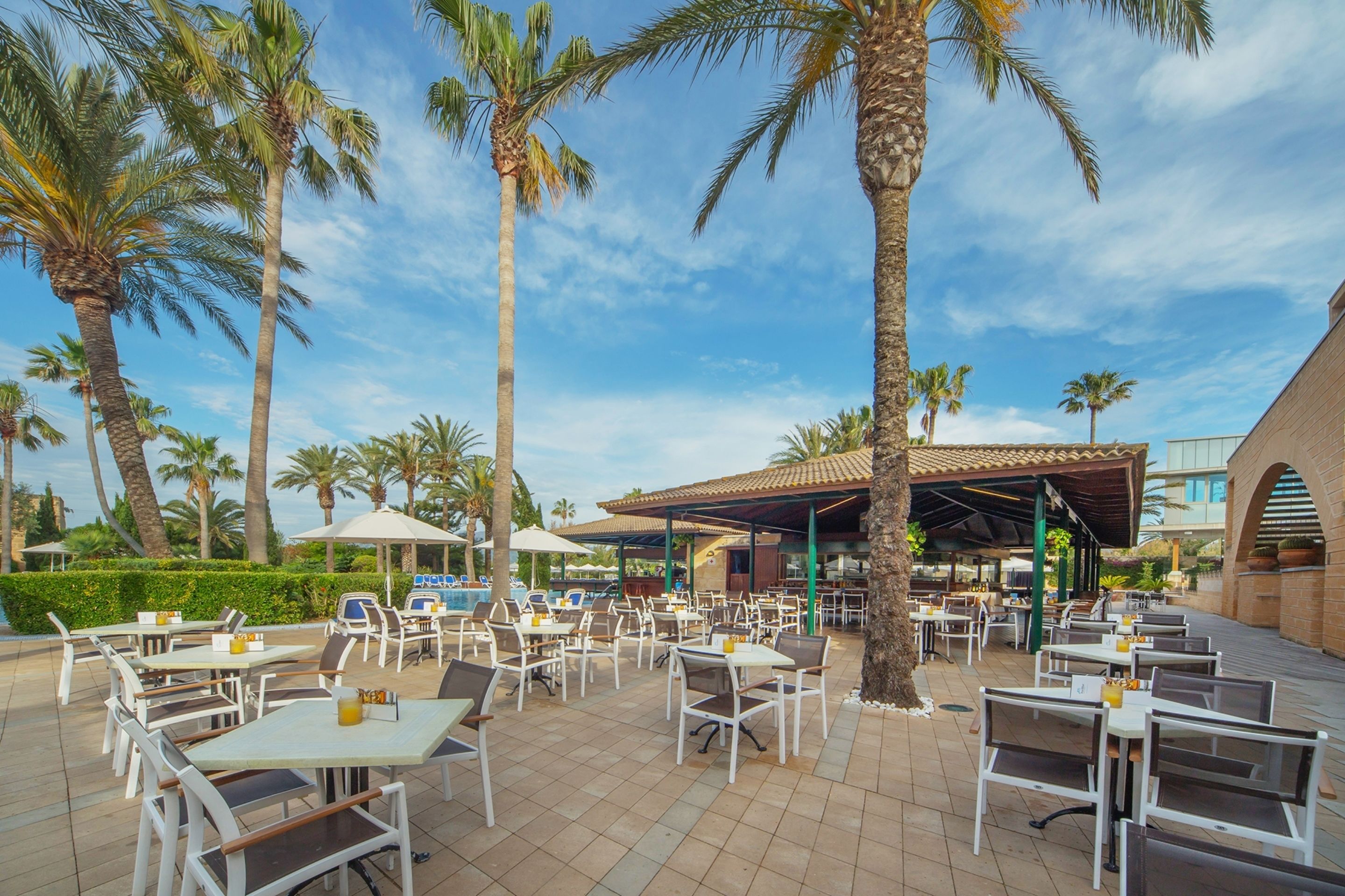 Quầy bar bên hồ bơi