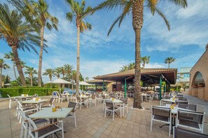 Bar au bord de la piscine