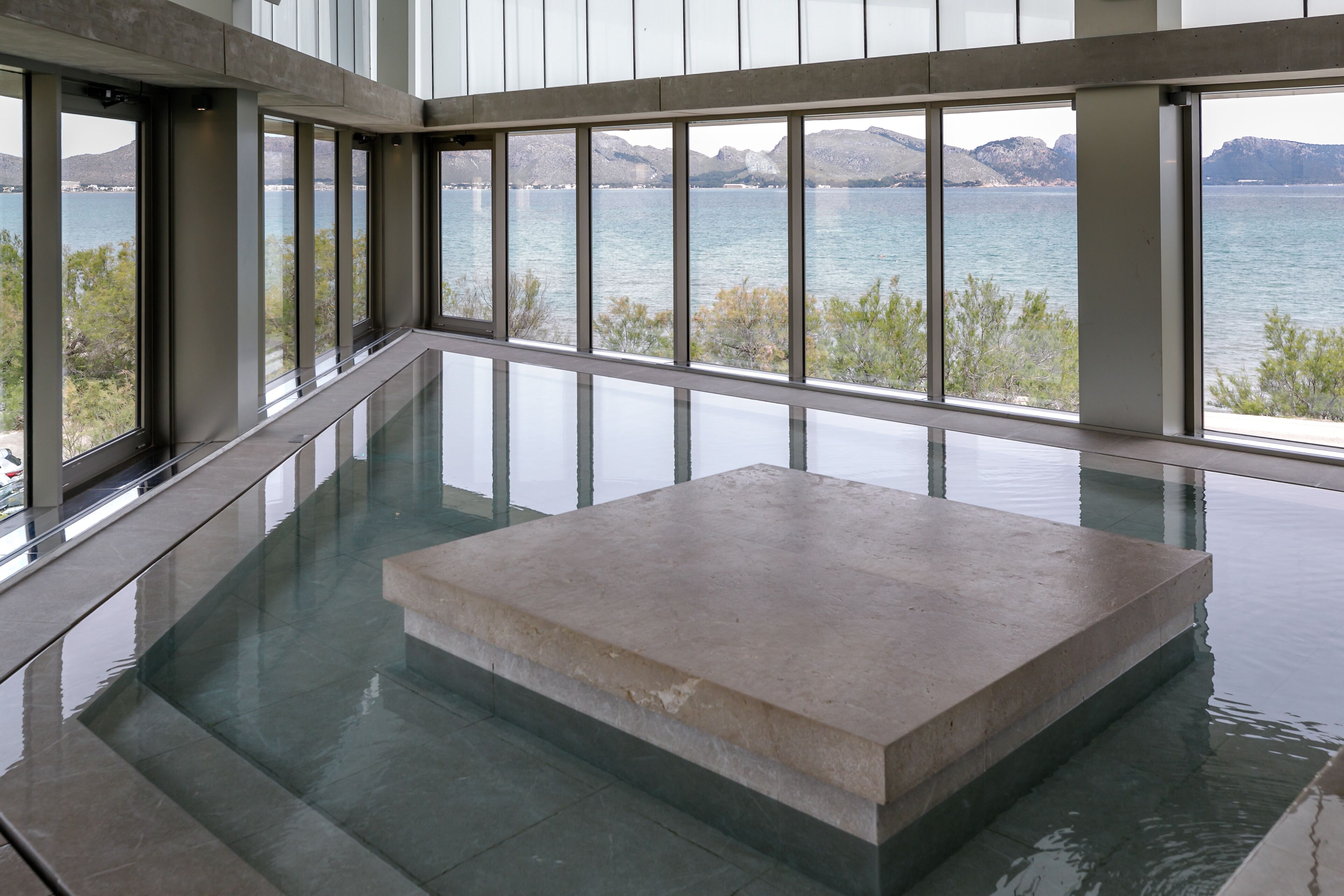Salas de tratamiento para parejas, un sauna, una bañera de hidromasaje