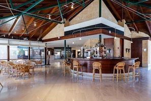 4 bars/lounges, 3 poolside bars