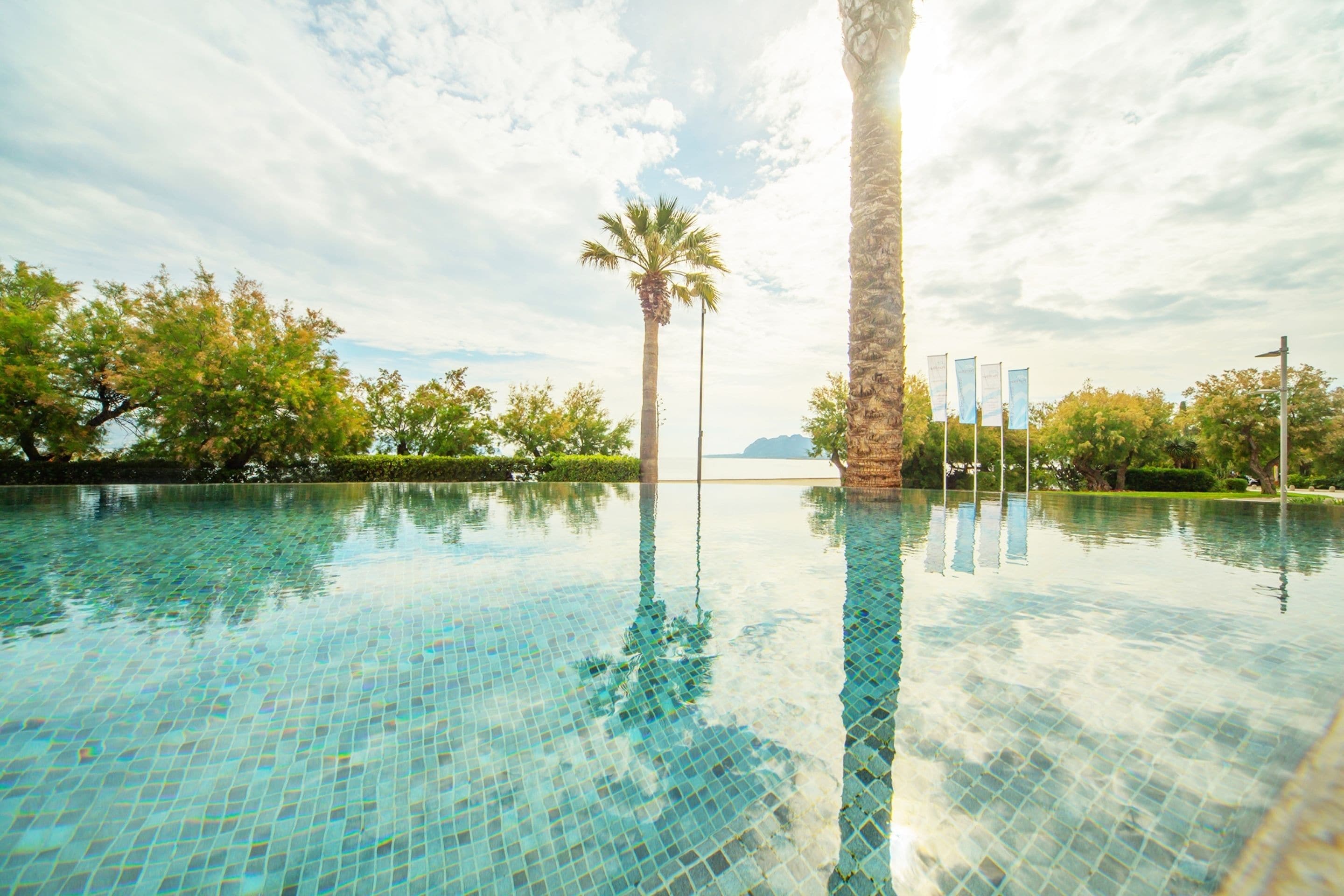 2 binnenzwembaden, 4 buitenzwembaden en parasols bij het zwembad