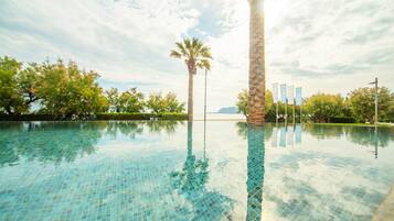 2 binnenzwembaden, 4 buitenzwembaden en parasols bij het zwembad