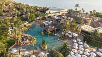 2 piscines couvertes, 4 piscines extérieures, parasols de plage