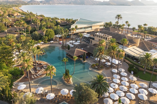 2 kolam renang tertutup, 4 kolam renang terbuka, payung kolam