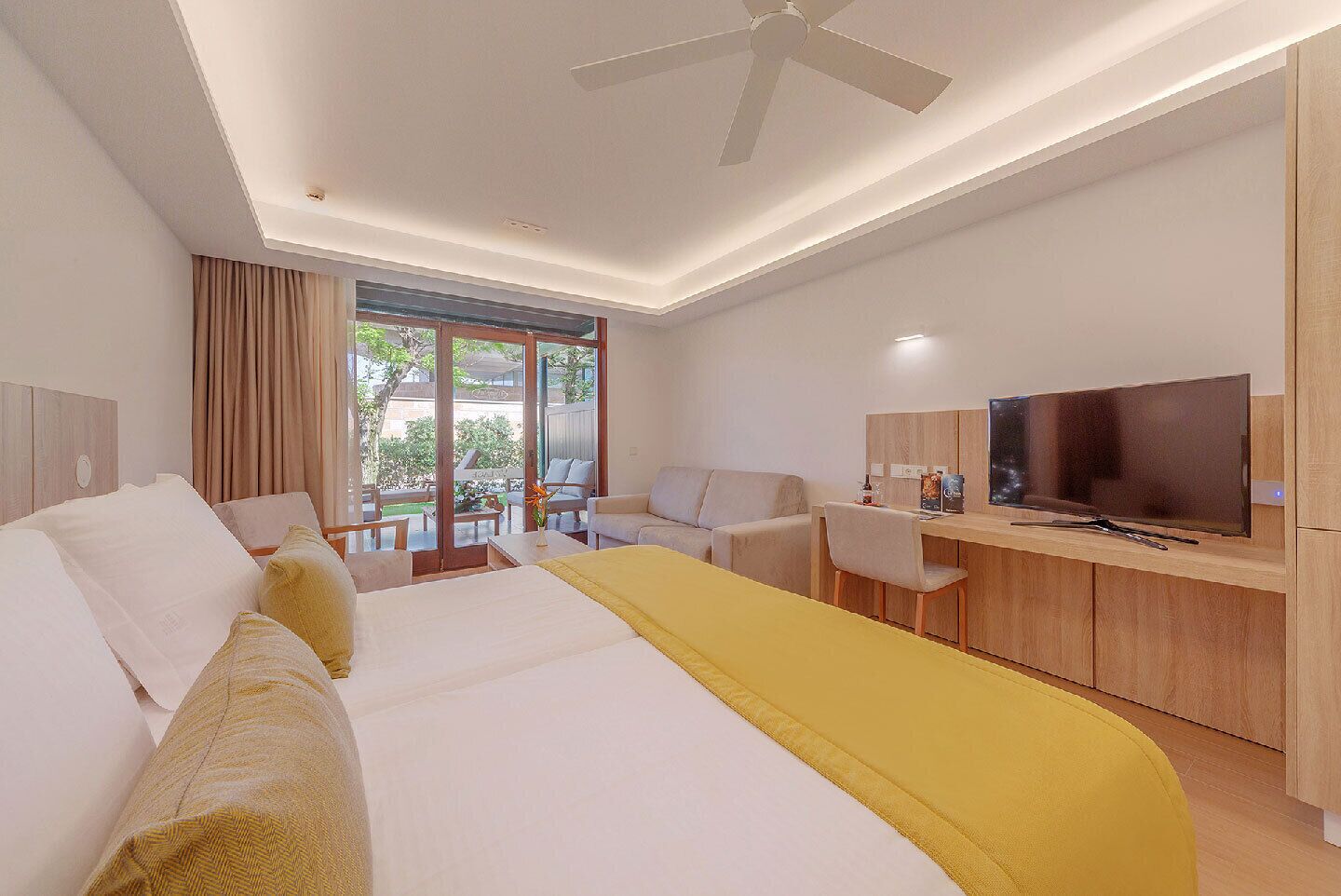 Rom – deluxe, terrasse (Village) | Minibar, safe på rommet, skrivebord og skrivebord for bærbar PC