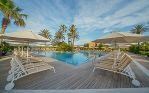 2 室内游泳池，4 室外游泳池，08:00 至 20:00 开放, 池畔遮阳伞, 日光浴躺椅