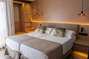 Minibar, in-room safe, desk, laptop workspace - PortBlue Club Pollentia Resort (Alcúdia)
