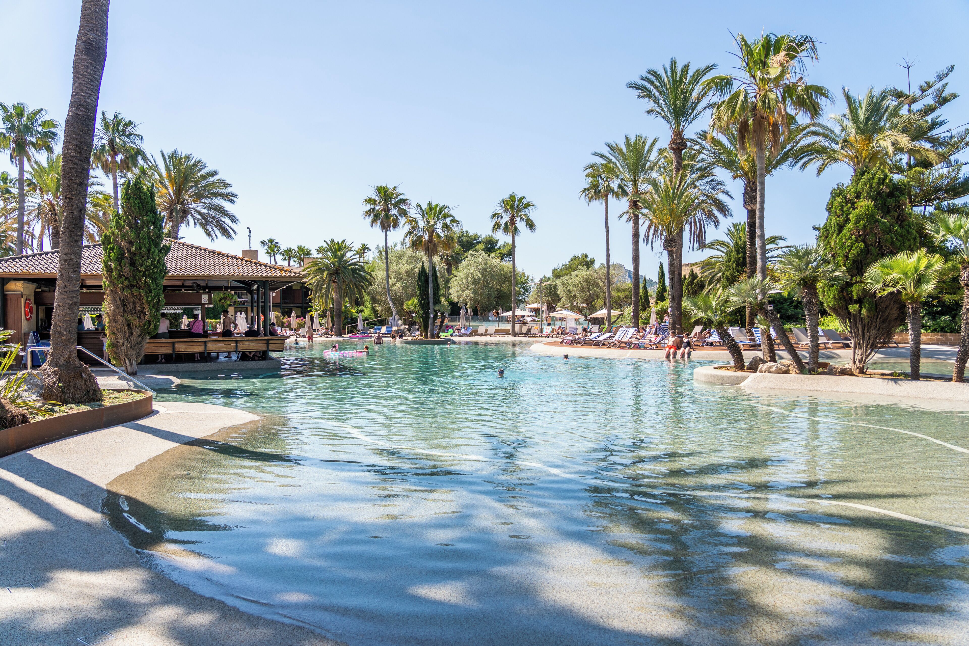 2 من حمّامات السباحة المغطاة، 4 من حمّامات السباحة الخارجية