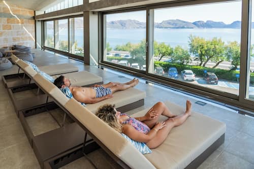 Couples treatment room(s), sauna, hot tub, steam room