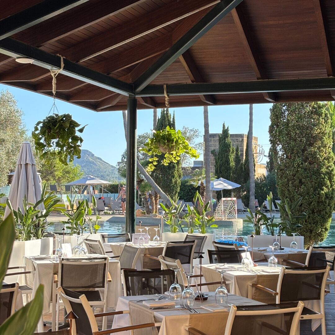 3 restaurants; breakfast, lunch and dinner served 