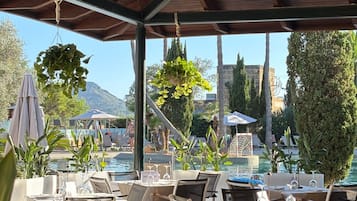 3 restaurants; breakfast, lunch and dinner served