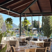 3 restaurants; breakfast, lunch and dinner served 