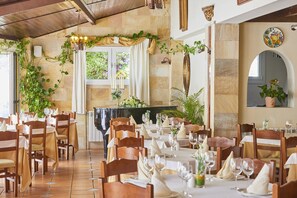 Der serveres morgenmad, frokost, aftensmad og middelhavsretter 