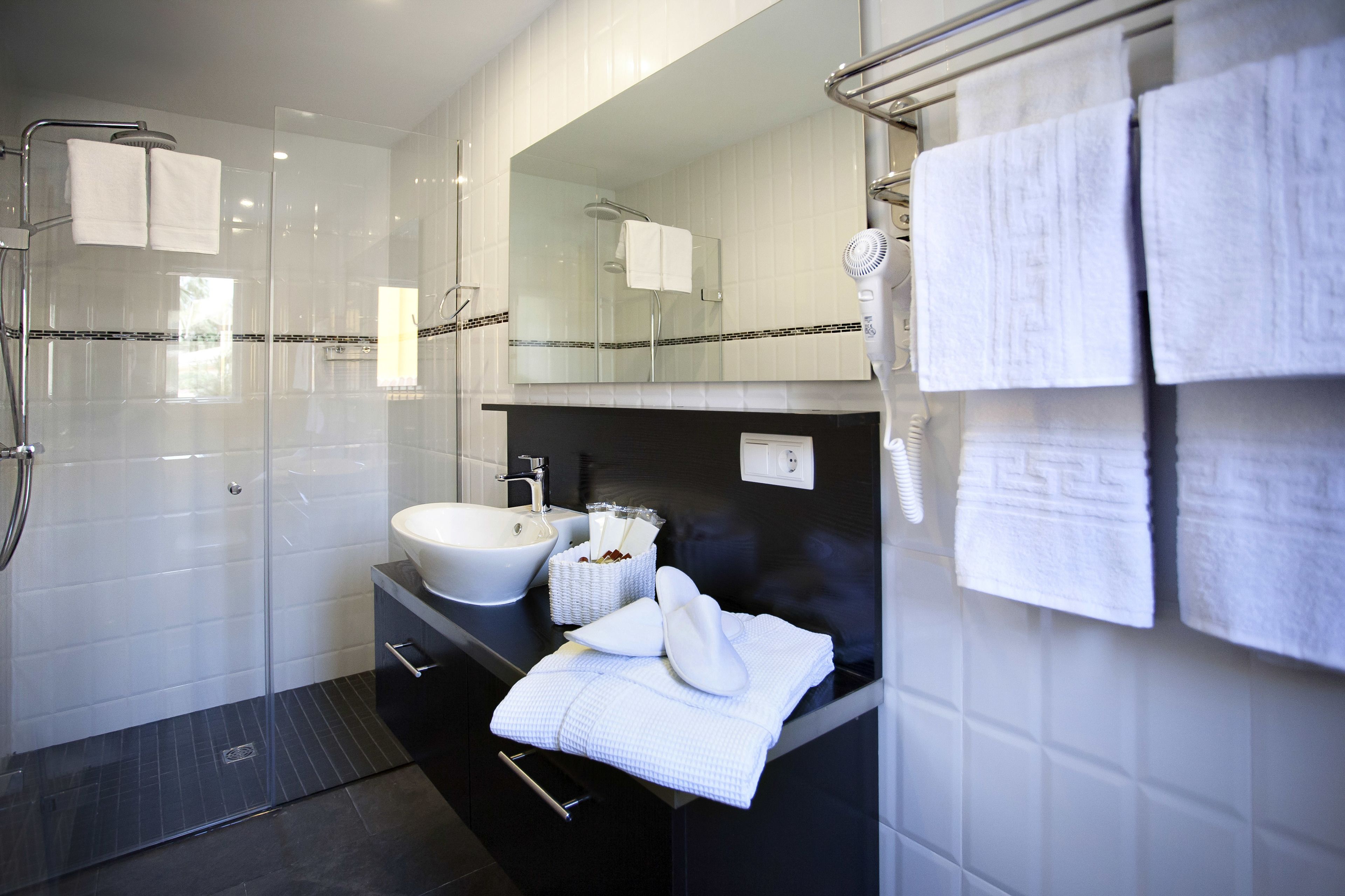 separate bathtub and shower, free toiletries, hair dryer, towels