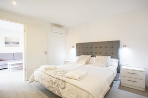 Deluxe-suite - terrasse | Dundyner, pengeskab på værelset, individuelt design, skrivebord