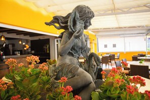 供應早餐、午餐和晚餐，地中海料理