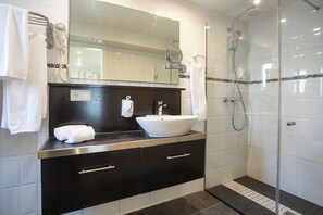 Deluxe Suite, Terrace | Bathroom | Separate bathtub and shower, free toiletries, hair dryer, towels - Hotel Cupidor (Calvia)