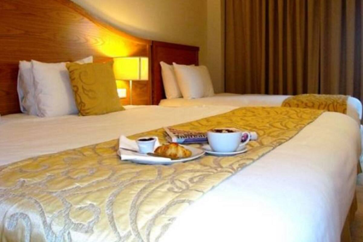 in-room safe, desk, laptop workspace, blackout curtains