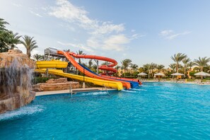 6 piscinas al aire libre (de 08:00 a 17:00), sombrillas