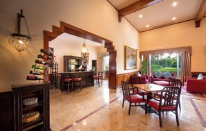 Quán rượu, nhìn ra vườn, mở cửa hàng ngày 