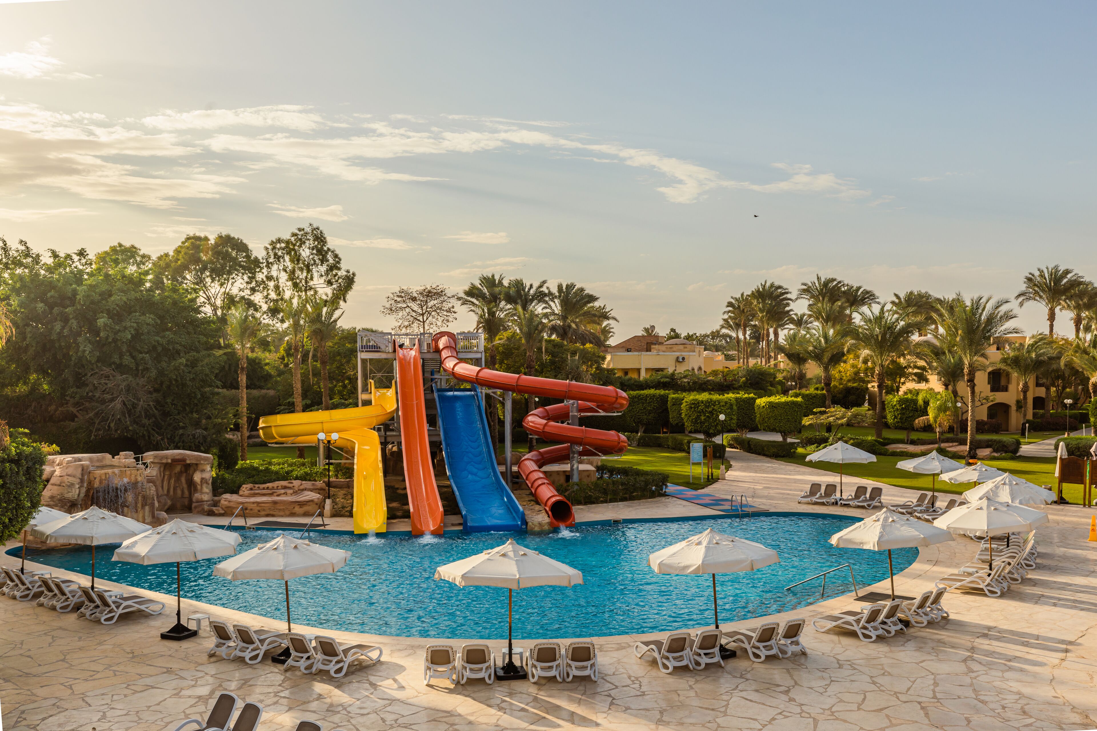 6 室外游泳池，08:00 至 17:00 开放，池畔遮阳伞，现场救生员