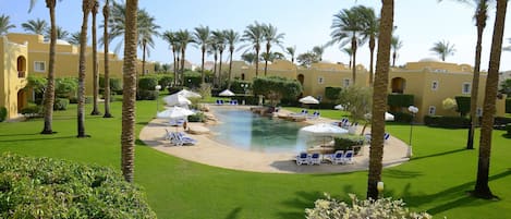 6 outdoor pools, pool umbrellas, sun loungers