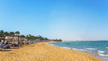 Privéstrand vlakbij, een gratis shuttleservice van/naar het strand