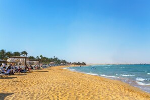 Platja privada a prop i servei gratuït de connexió amb la platja 