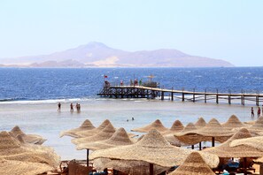 Privatstrand, Liegestühle, Sonnenschirme, Strandtücher