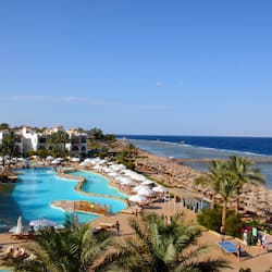 11 piscines extérieures, parasols de plage, chaises longues