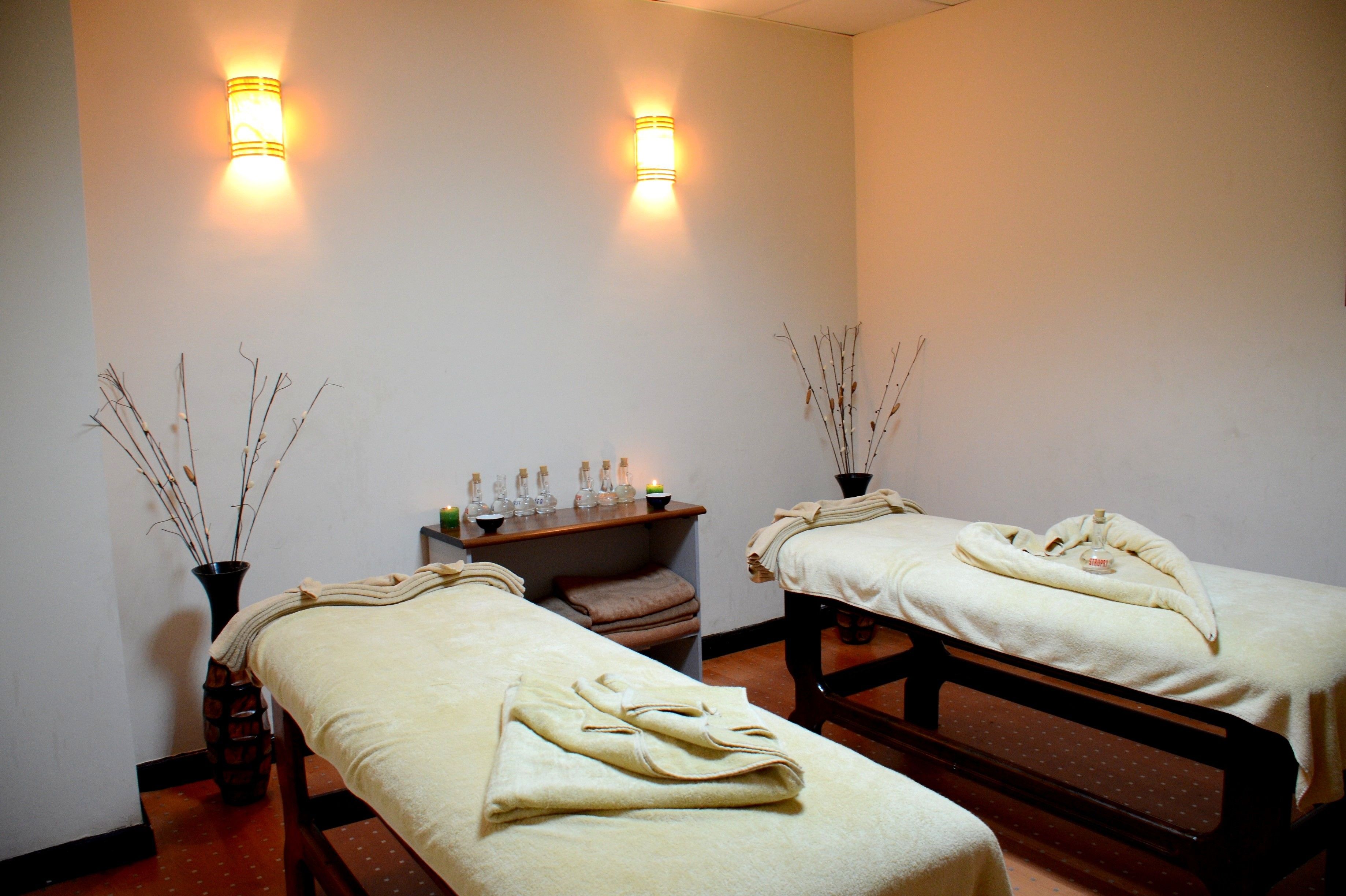 Salas de tratamiento para parejas, un sauna, una bañera de hidromasaje