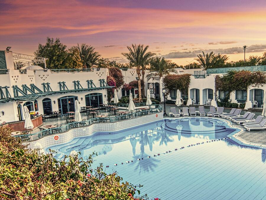 2 ulkouima-allasta, aurinkovarjoja, aurinkotuoleja