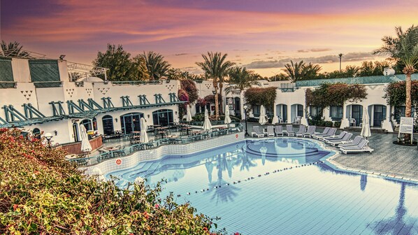 2 piscines extérieures, parasols de plage, chaises longues