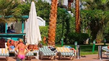 2 piscines extérieures, parasols de plage, chaises longues