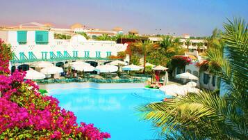 2 piscinas al aire libre, sombrillas, tumbonas