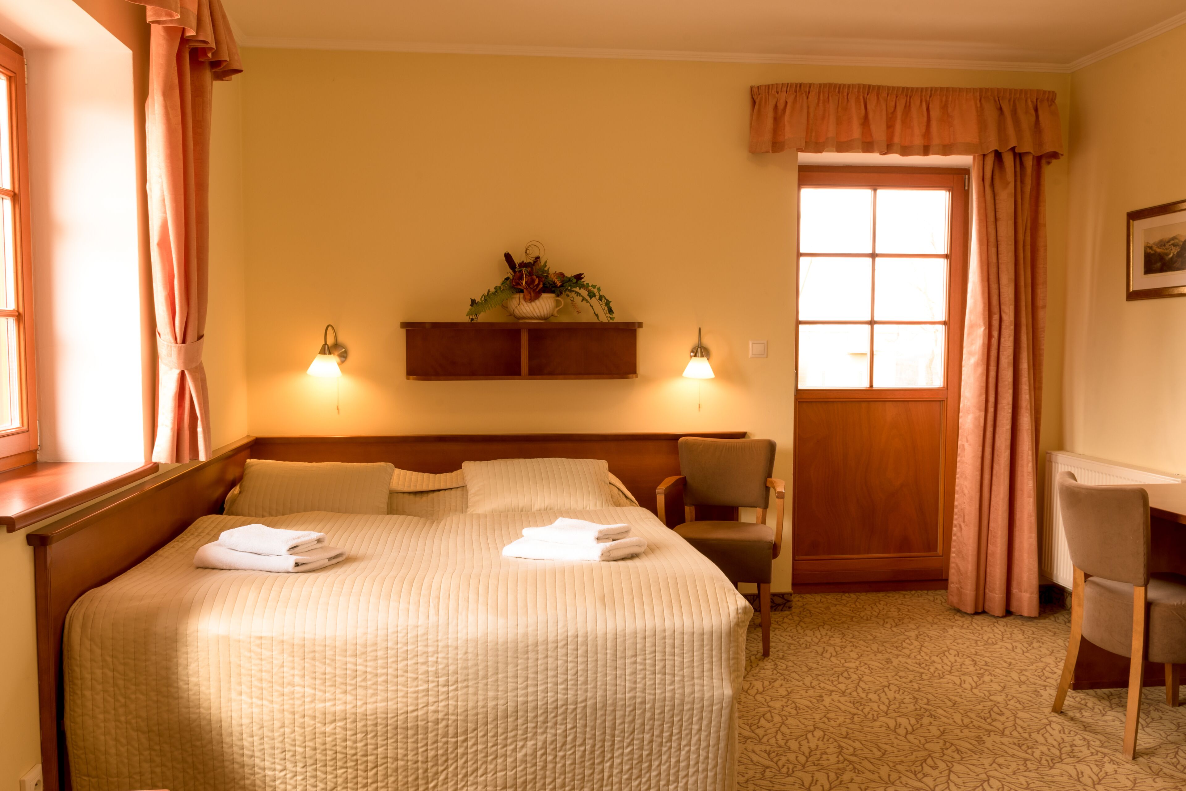 Standard Room | Meja, ruang kerja komputer riba, langsir/tirai gelap terus 