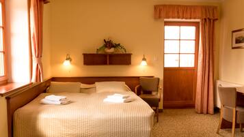 Standard Room | Meja, ruang kerja komputer riba, langsir/tirai gelap terus