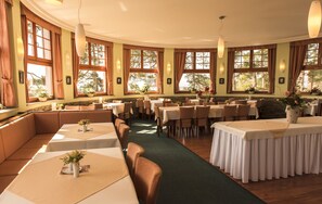 Breakfast, lunch, dinner served; local cuisine, garden views  - Hotel Vitkova Hora (Karlovy Vary)