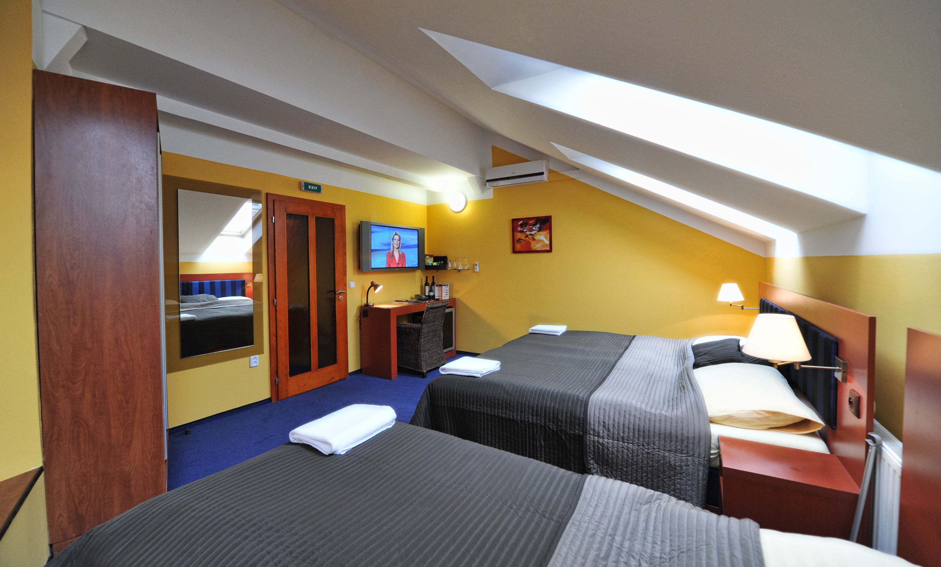 Hypo-allergenic bedding, minibar, in-room safe, desk