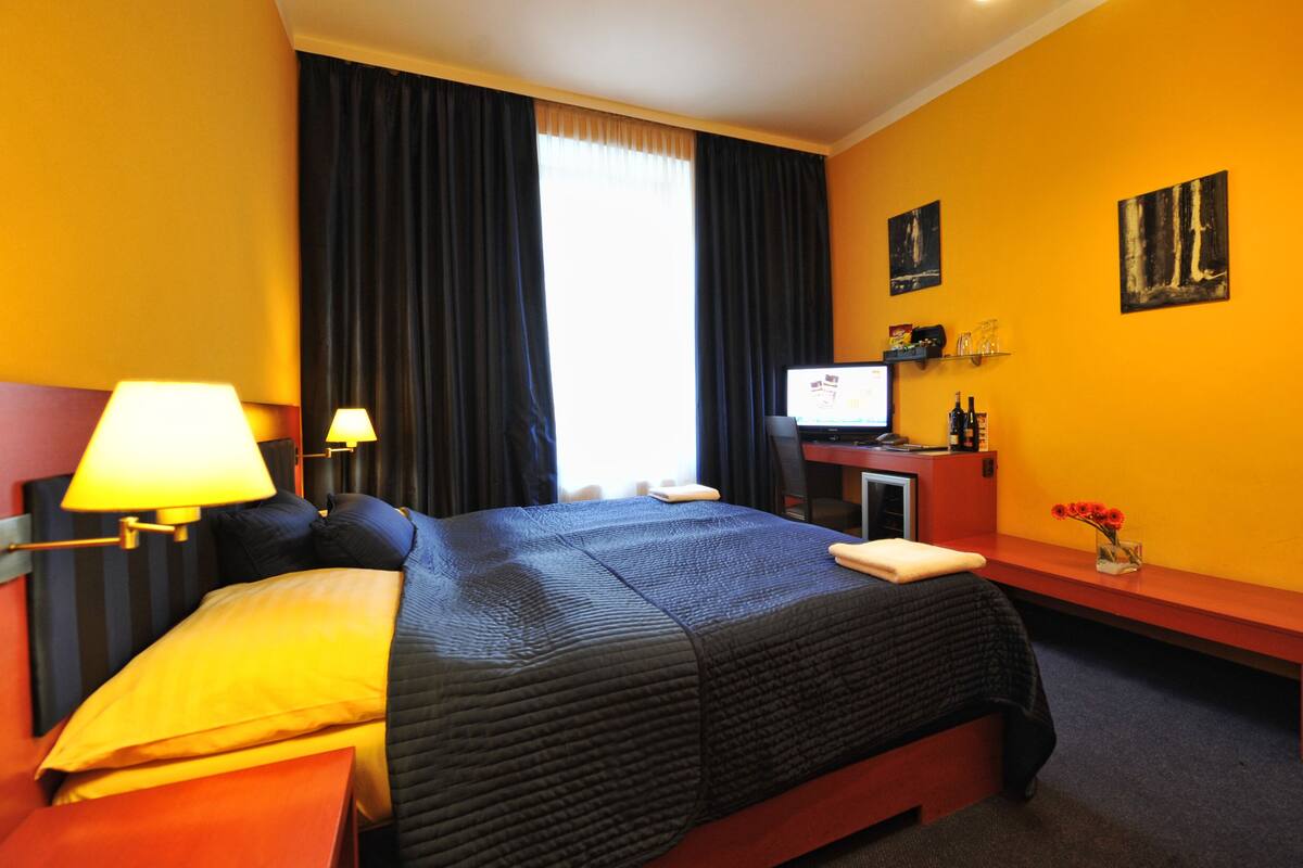 Hypo-allergenic bedding, minibar, in-room safe, desk
