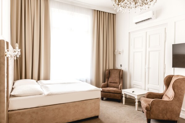 Deluxe Studio Suite, 1 King Bed, City View | Room amenity