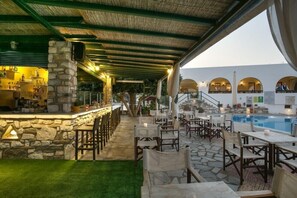 Bar junto a la piscina