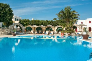 Outdoor pool, sun loungers - Hotel Asteras Paradise (Paros)