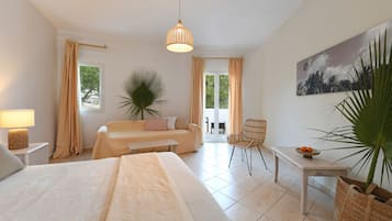 Habitación superior con 1 cama doble o 2 individuales, 1 cama doble o 2 individuales | Caja fuerte, wifi gratis, ropa de cama