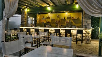 Bar junto a la piscina