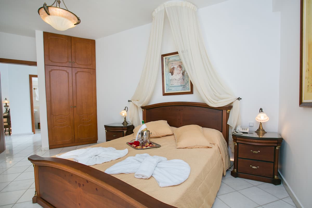 Suite Junior, 1 lit double | Coffres-forts dans les chambres, Wi-Fi gratuit, draps fournis