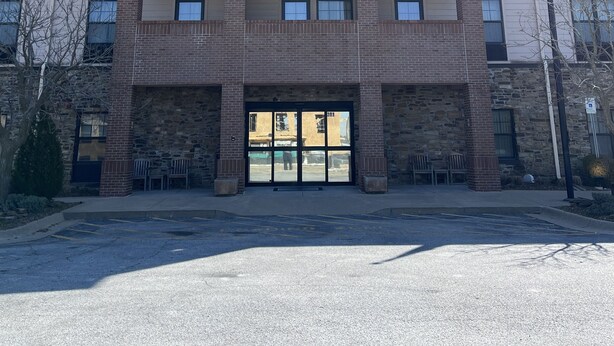 Un edificio de varios pisos con un letrero que dice "Affordable Suites of America".