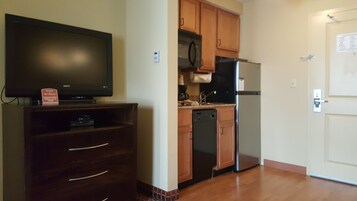 办公桌、笔记本电脑工作区、遮光窗帘、隔音