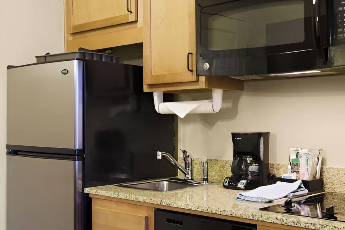 fridge, microwave, stovetop, dishwasher